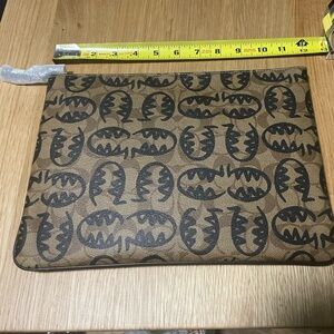 NWT Coach Large Pouch 1261 Tan Black Gang Yu
Signature Print $198 Retail